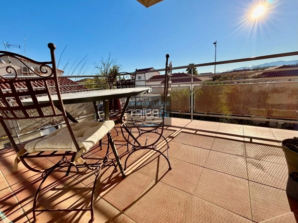 Appartement T4 avec terrasse, garage et vue à Pollestres 