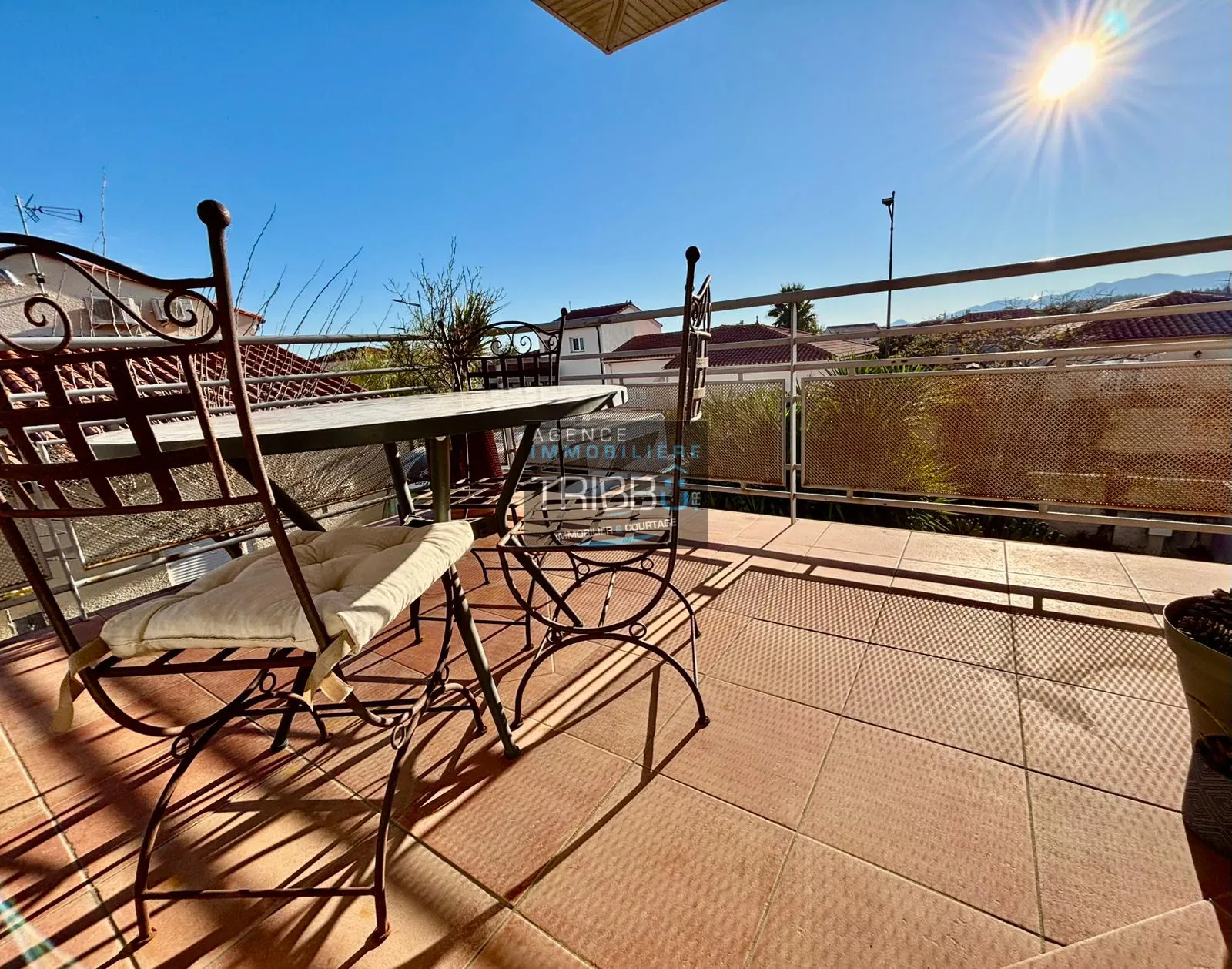 Appartement T4 avec terrasse, garage et vue à Pollestres 