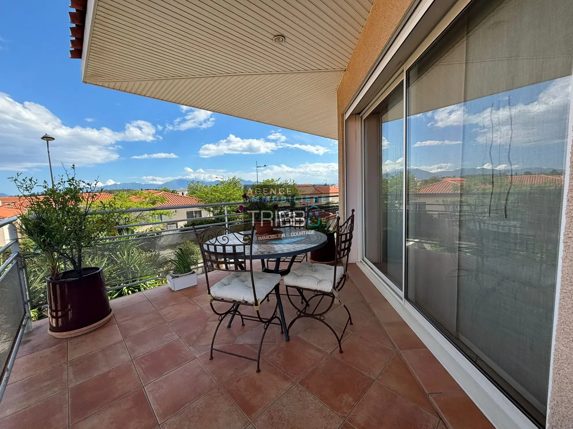 Appartement T4 avec terrasse, garage et vue à Pollestres 