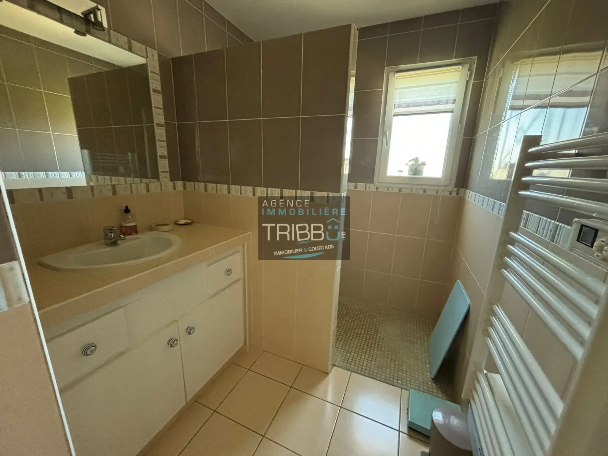 Appartement T4 avec terrasse, garage et vue à Pollestres 