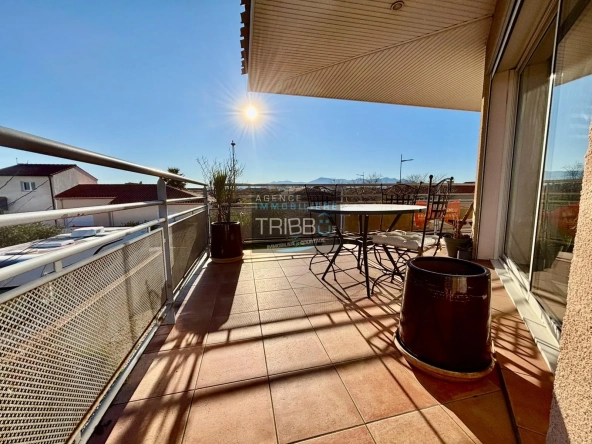 Appartement T4 avec terrasse, garage et vue à Pollestres 