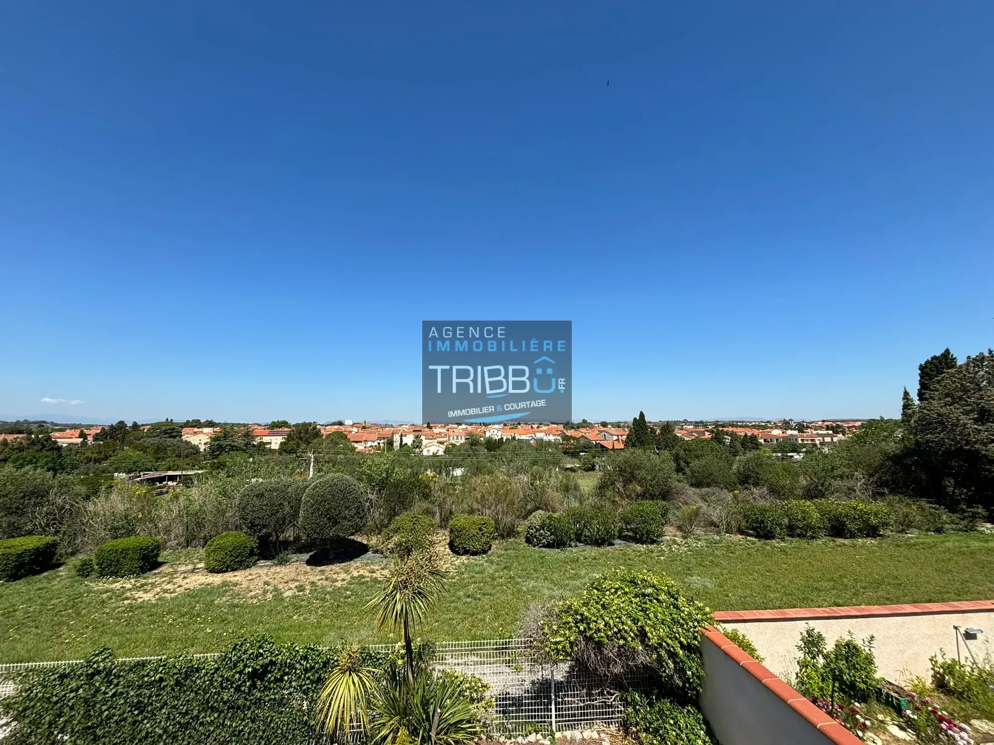 Appartement T4 avec terrasse, garage et vue à Pollestres 