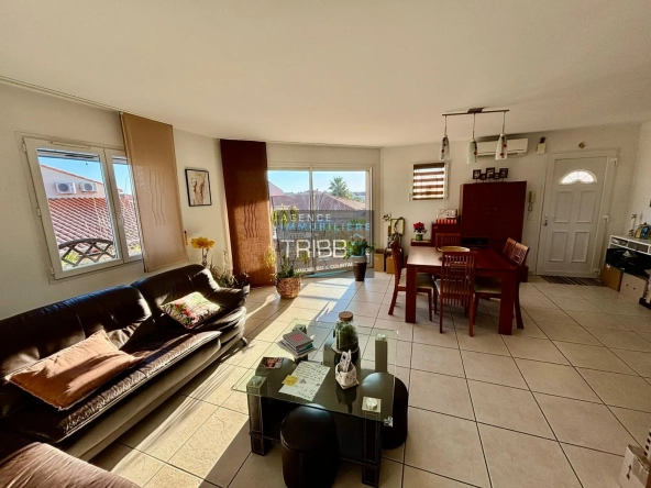 Appartement T4 avec terrasse, garage et vue à Pollestres 