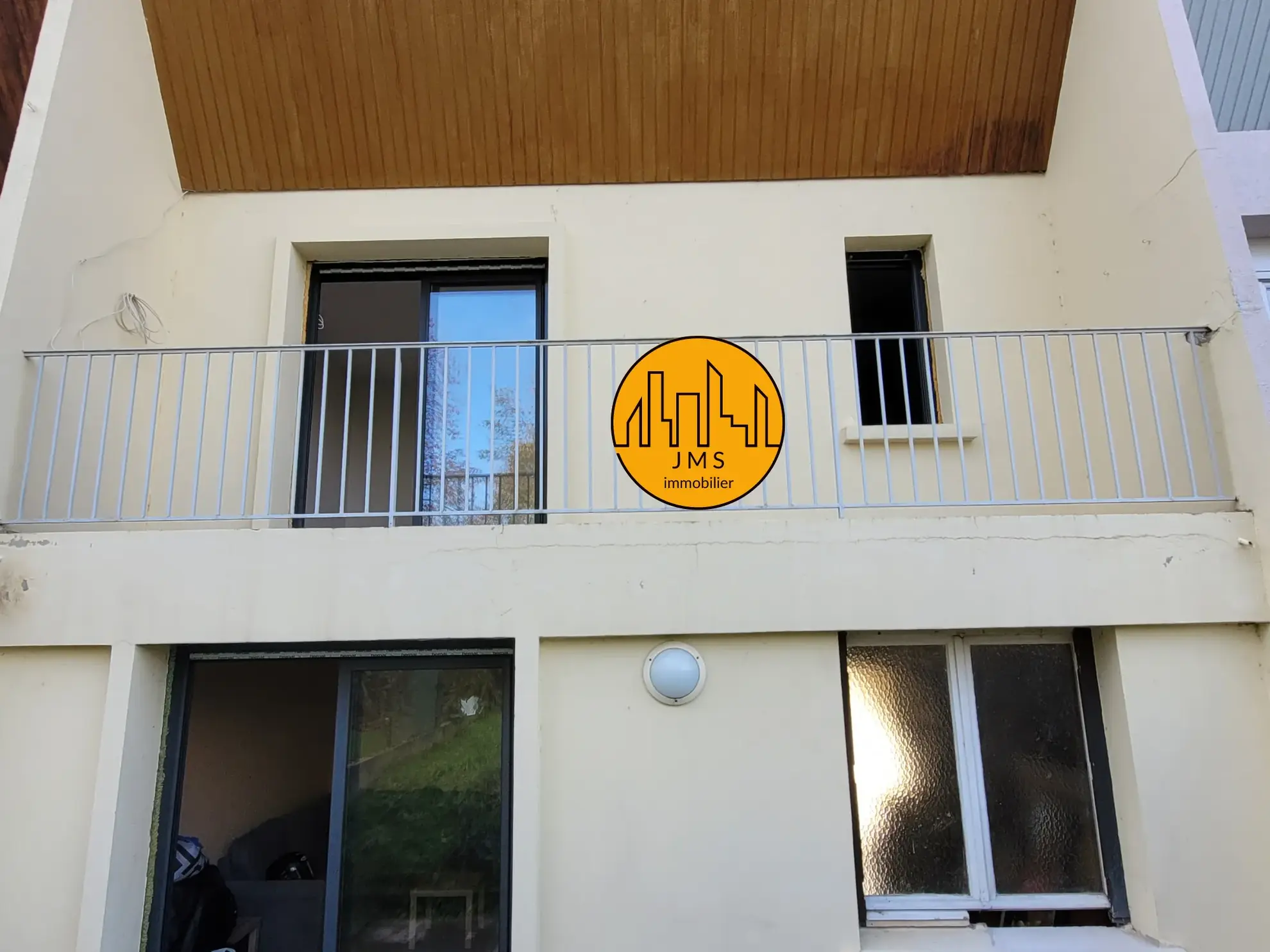 Maison mitoyenne à Yzeure avec jardin, garage et potentiel d'extension 