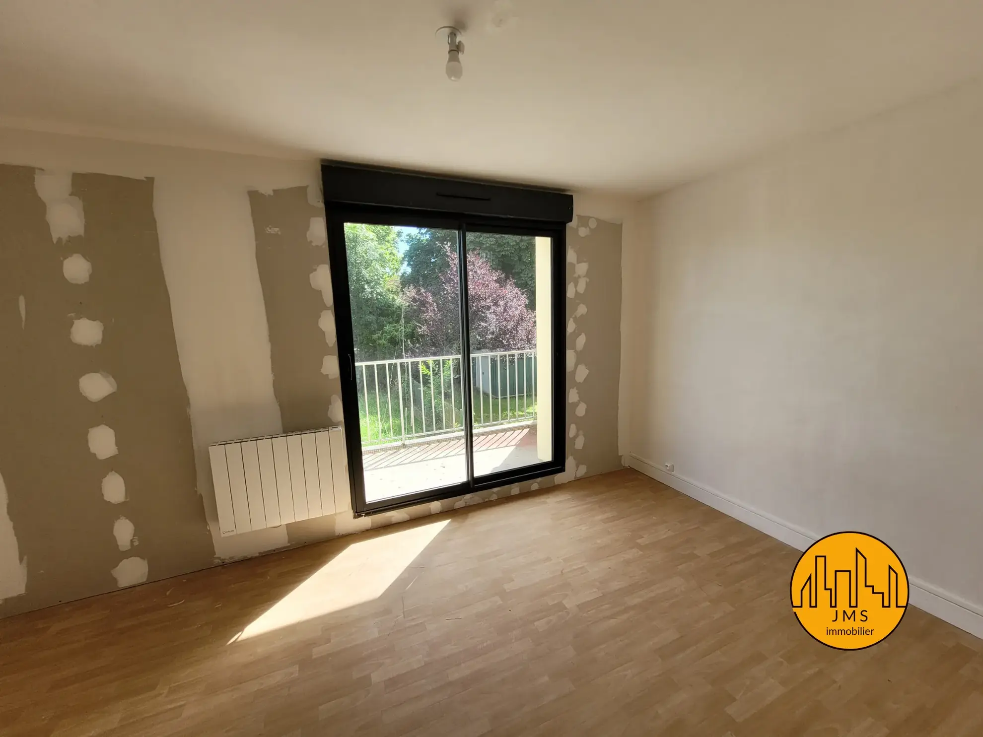 Maison mitoyenne à Yzeure avec jardin, garage et potentiel d'extension 