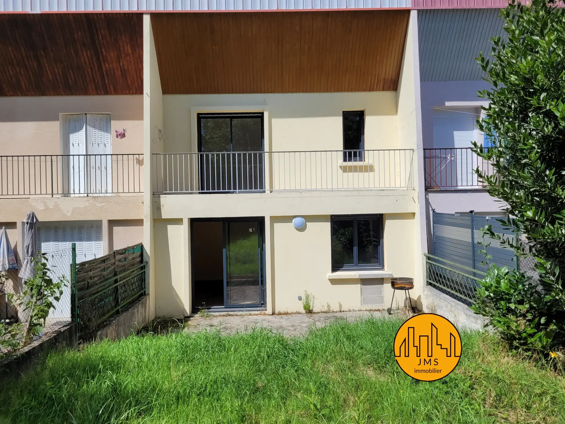 Maison mitoyenne à Yzeure avec jardin, garage et potentiel d'extension 