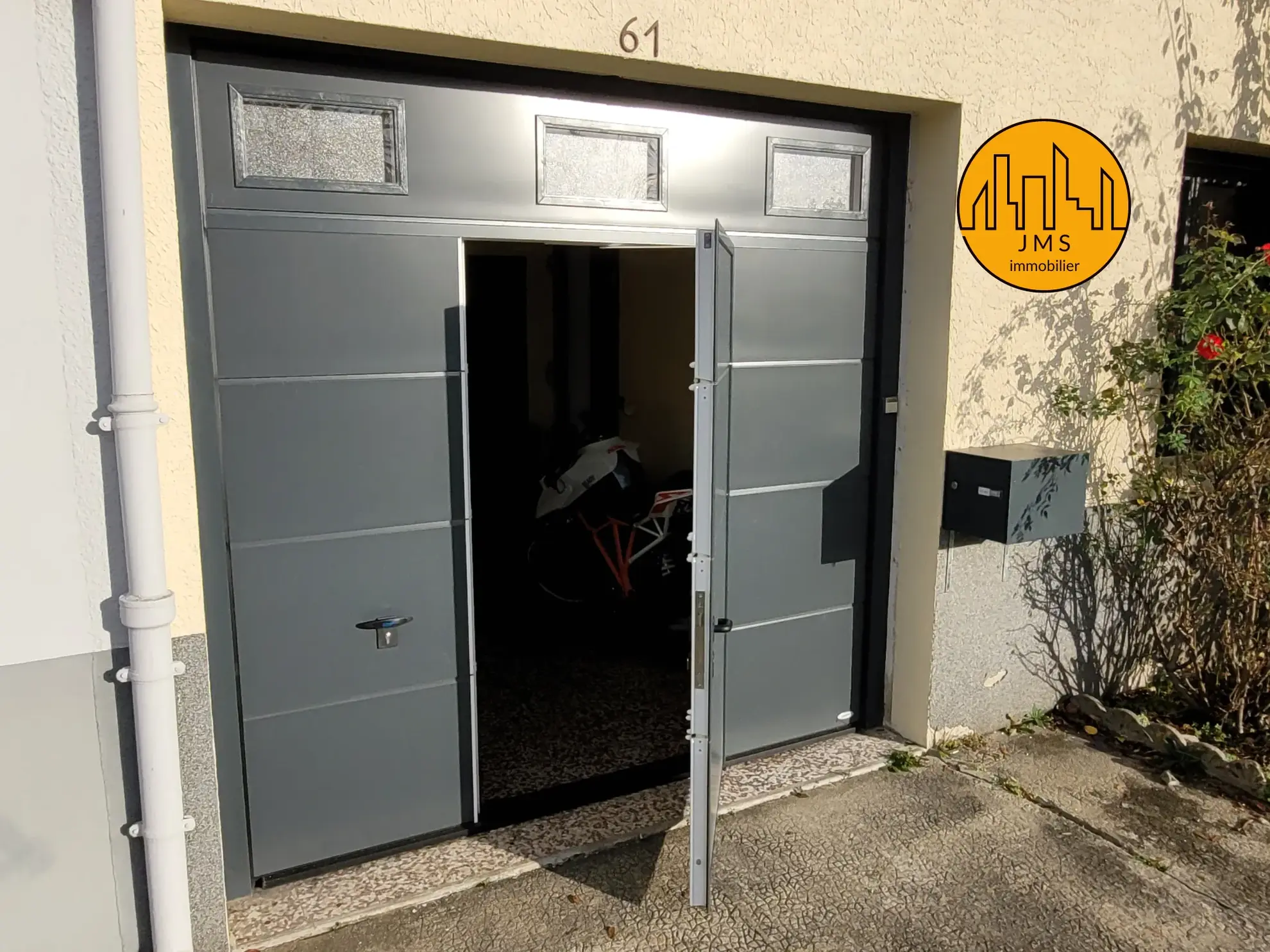 Maison mitoyenne à Yzeure avec jardin, garage et potentiel d'extension 