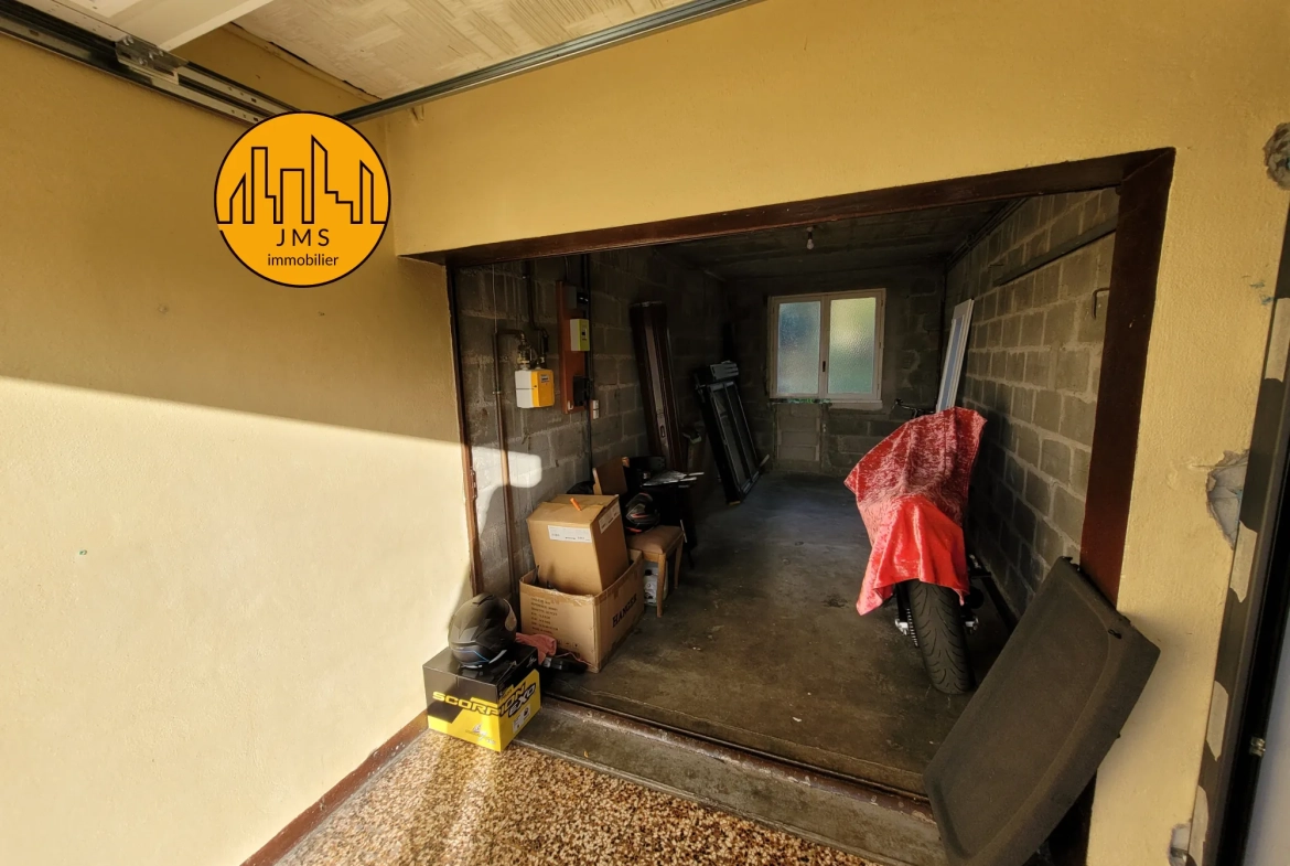 Maison mitoyenne à Yzeure avec jardin, garage et potentiel d'extension 