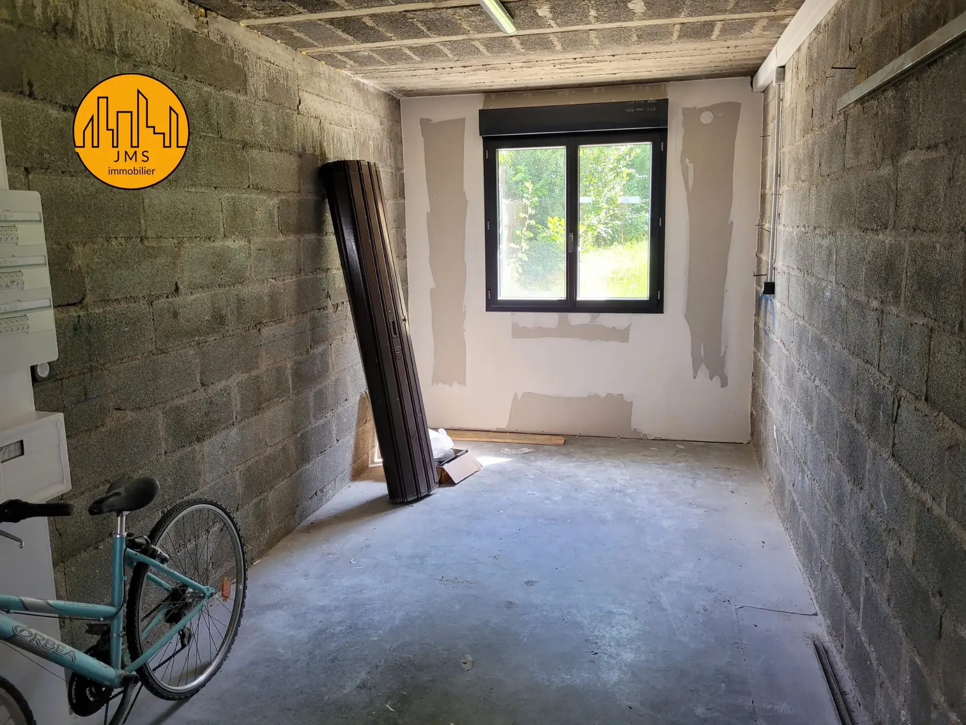 Maison mitoyenne à Yzeure avec jardin, garage et potentiel d'extension 