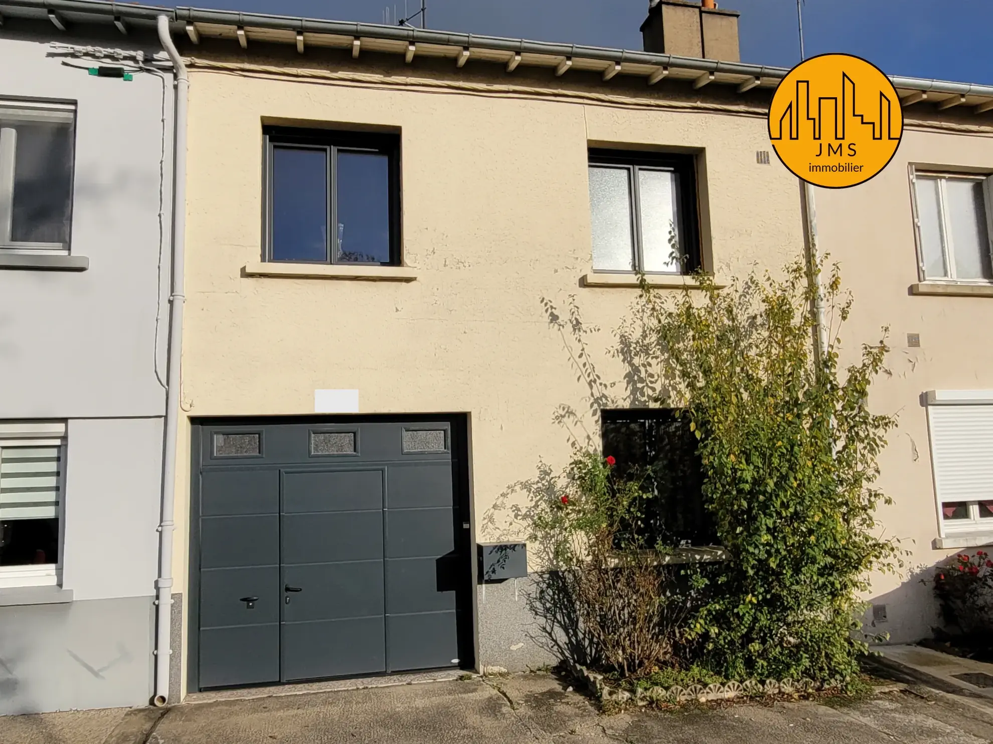Maison mitoyenne à Yzeure avec jardin, garage et potentiel d'extension 