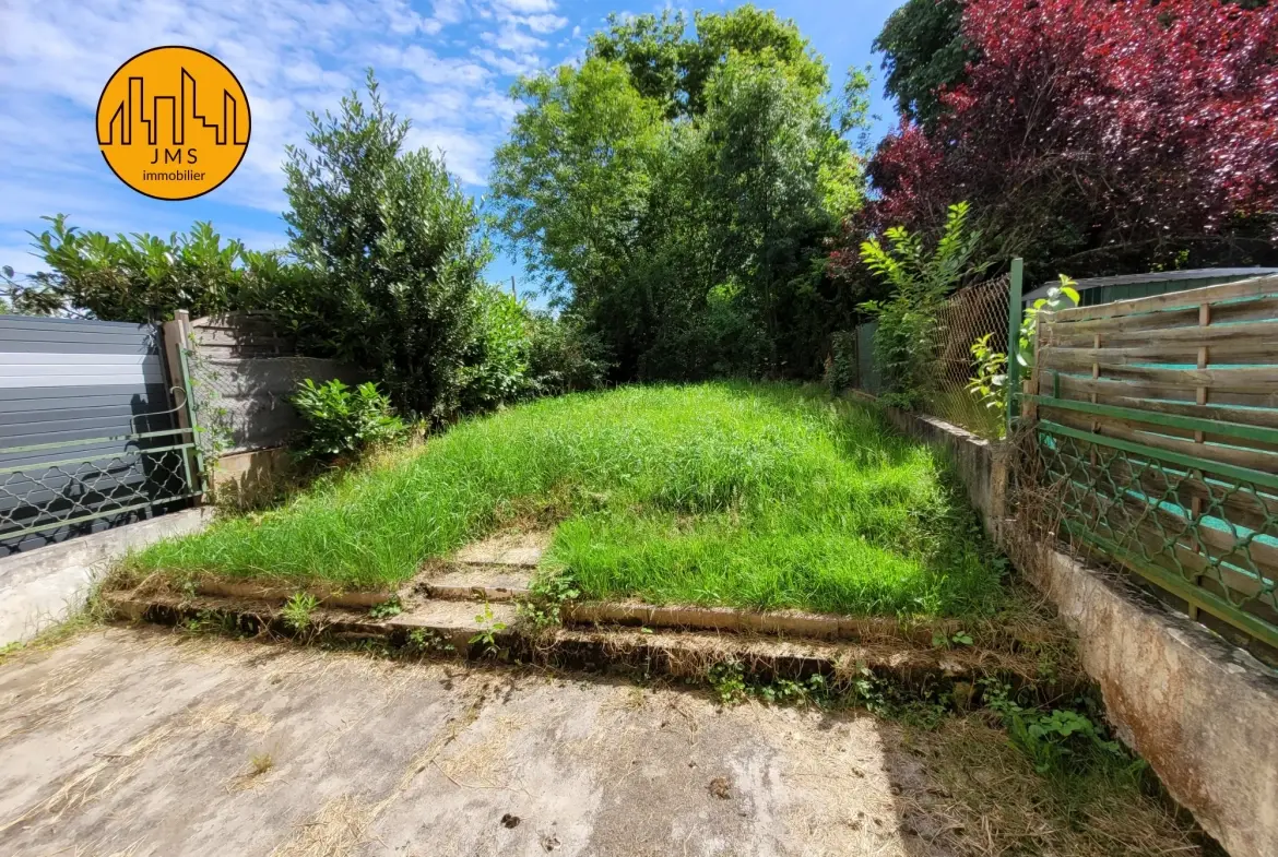 Maison mitoyenne à Yzeure avec jardin, garage et potentiel d'extension 