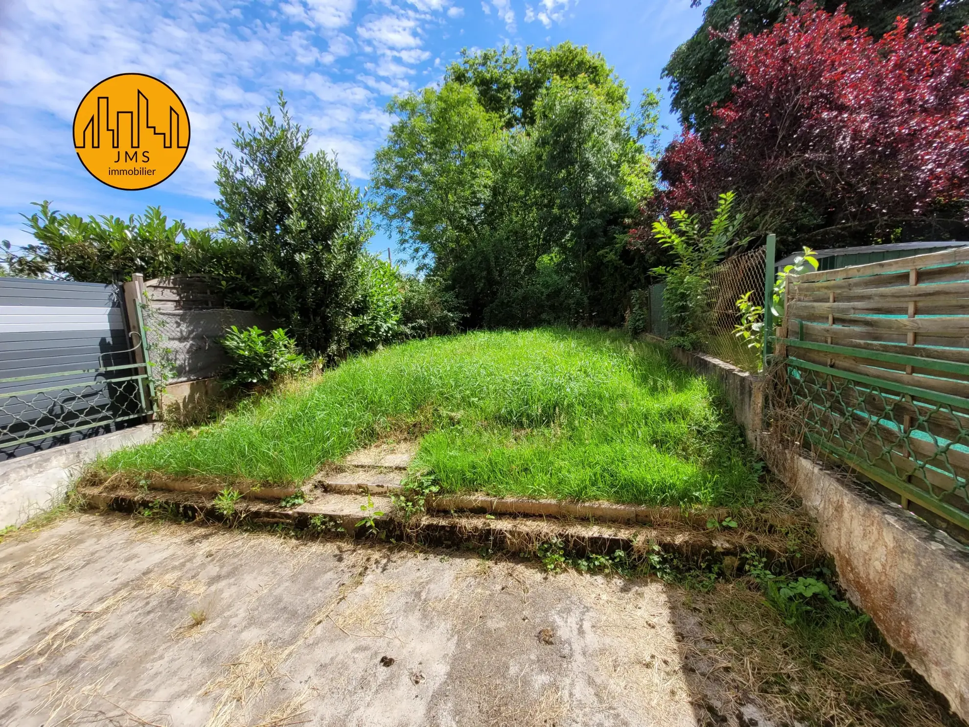 Maison mitoyenne à Yzeure avec jardin, garage et potentiel d'extension 