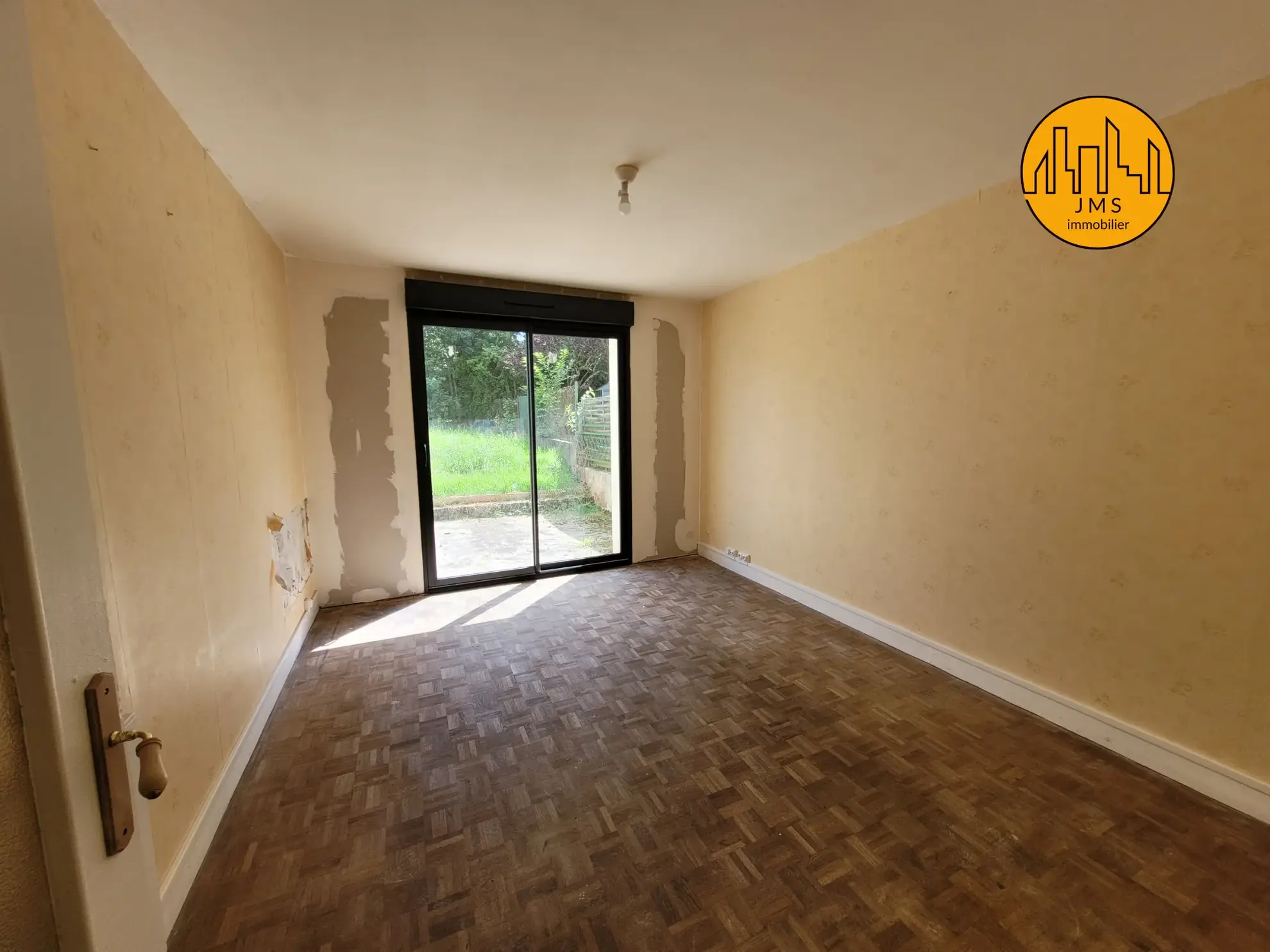 Maison mitoyenne à Yzeure avec jardin, garage et potentiel d'extension 