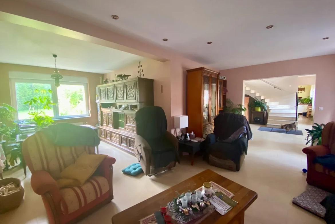 Superbe maison de 260 m² à Maubeuge avec jardin et rénovation récente 
