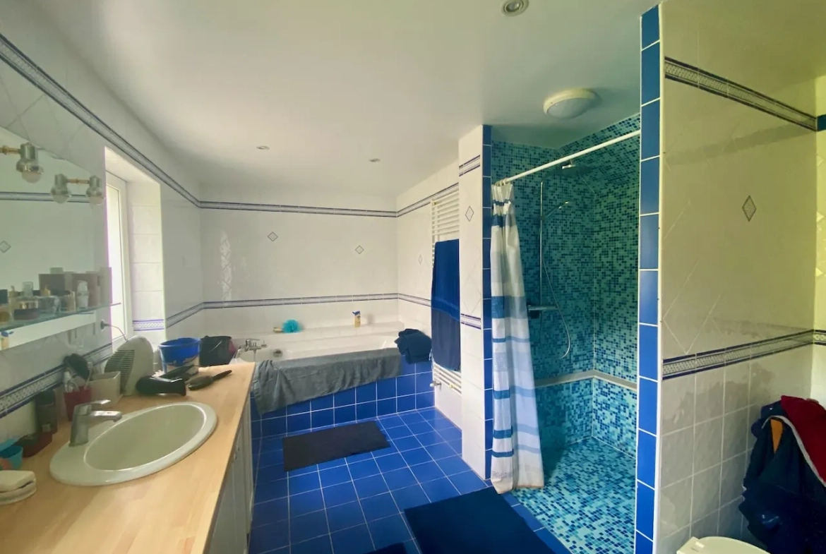 Superbe maison de 260 m² à Maubeuge avec jardin et rénovation récente 