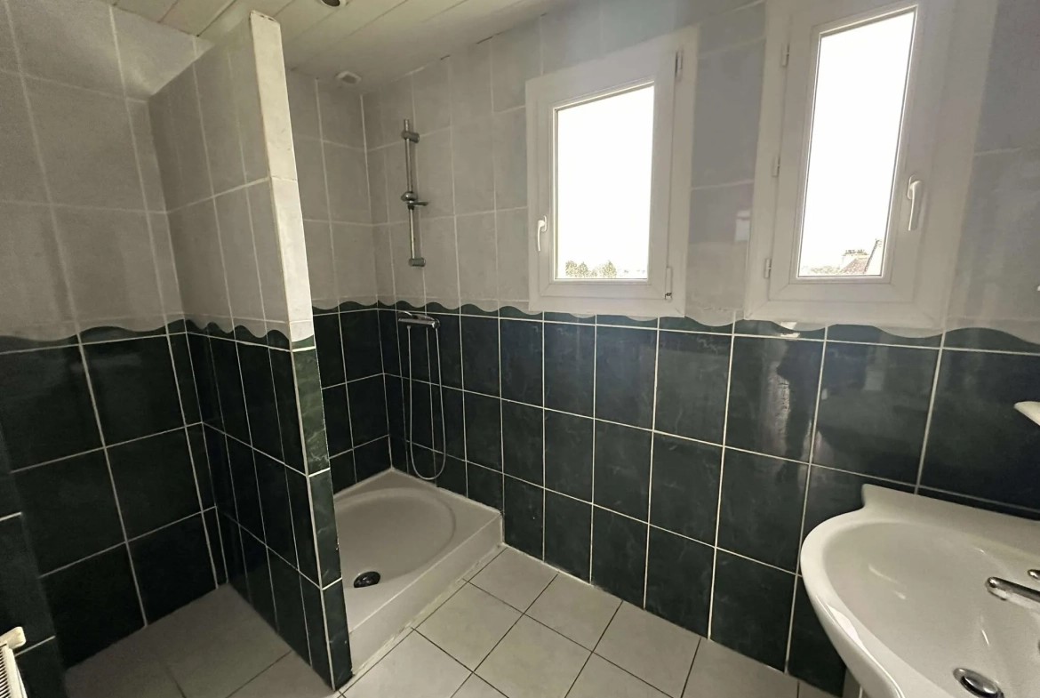 Maison à Baud avec 4 chambres, terrasse EST et sous-sol complet 