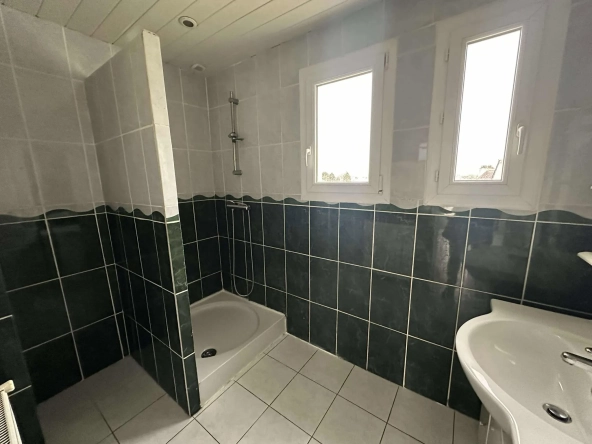 Maison à Baud avec 4 chambres, terrasse EST et sous-sol complet 