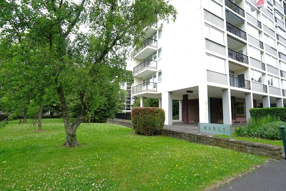 Appartement T4 à Roubaix proche tram et parc Barbieux avec balcon et cave 