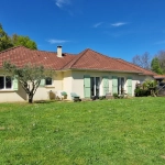 Maison de plain pied lumineuse avec terrain arboré à Lubersac (19210)