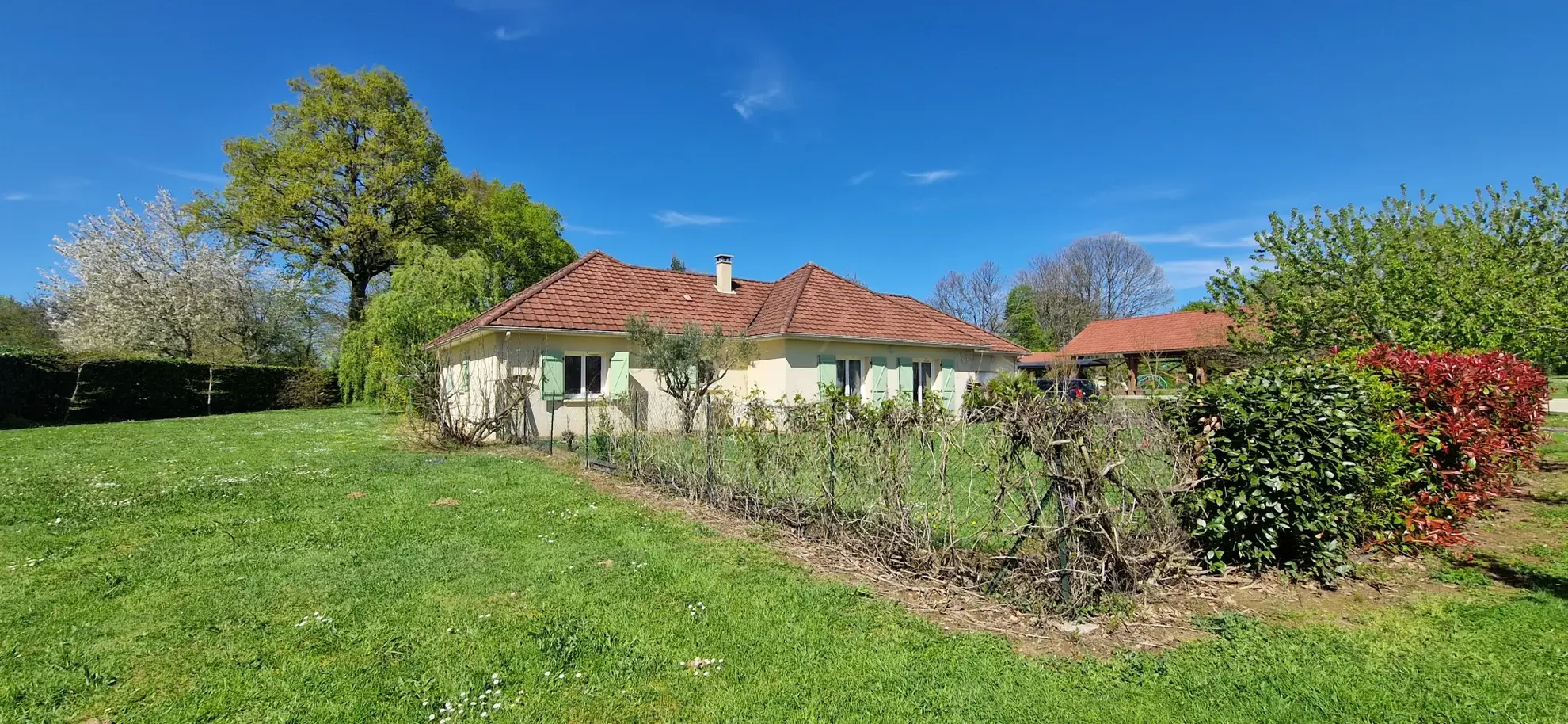 Maison de plain pied lumineuse avec terrain arboré à Lubersac (19210) 