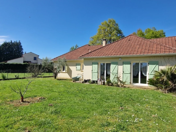Maison de plain pied lumineuse avec terrain arboré à Lubersac (19210) 