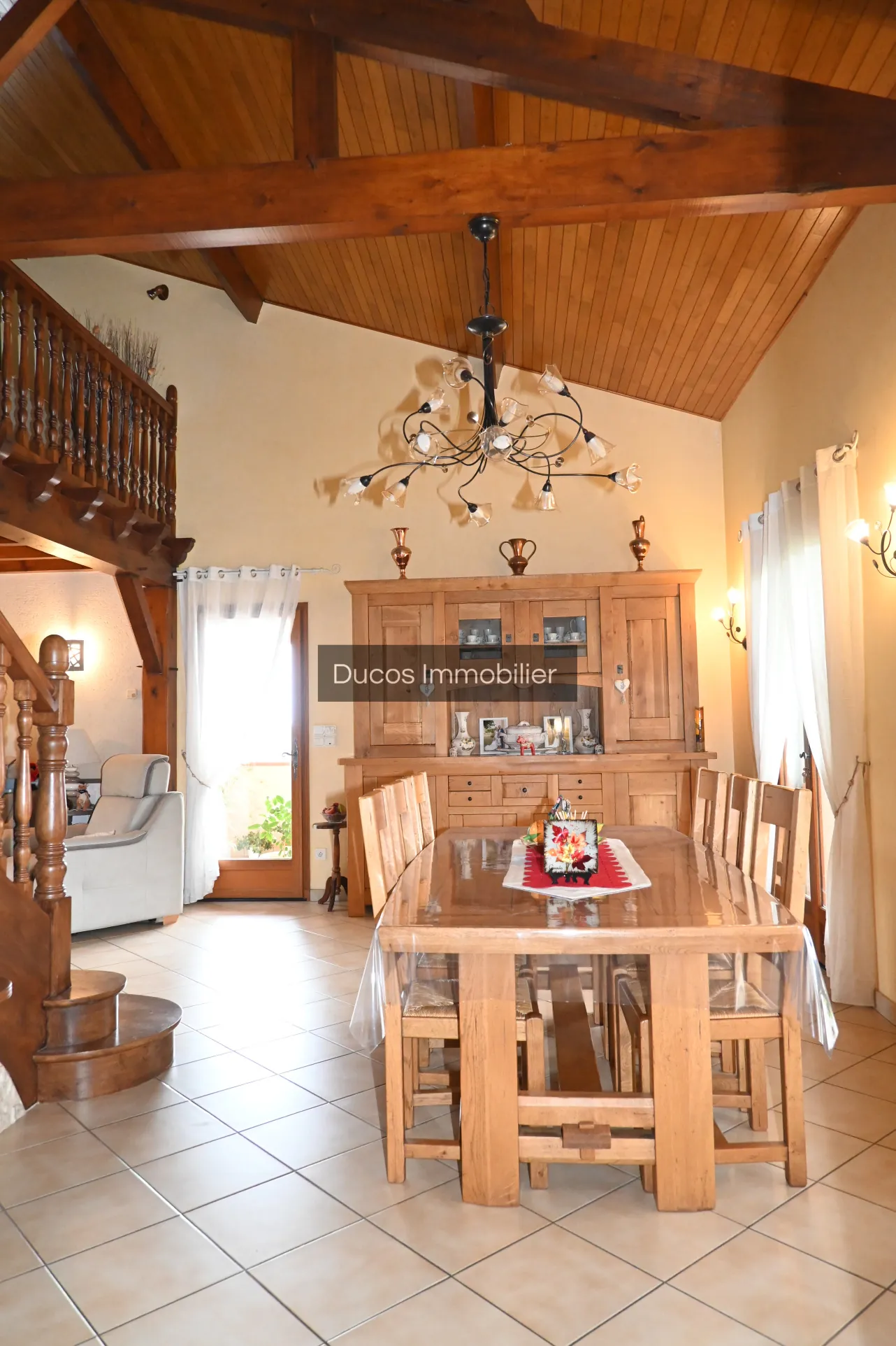 Belle maison avec vue imprenable et prestations modernes à Seyches 