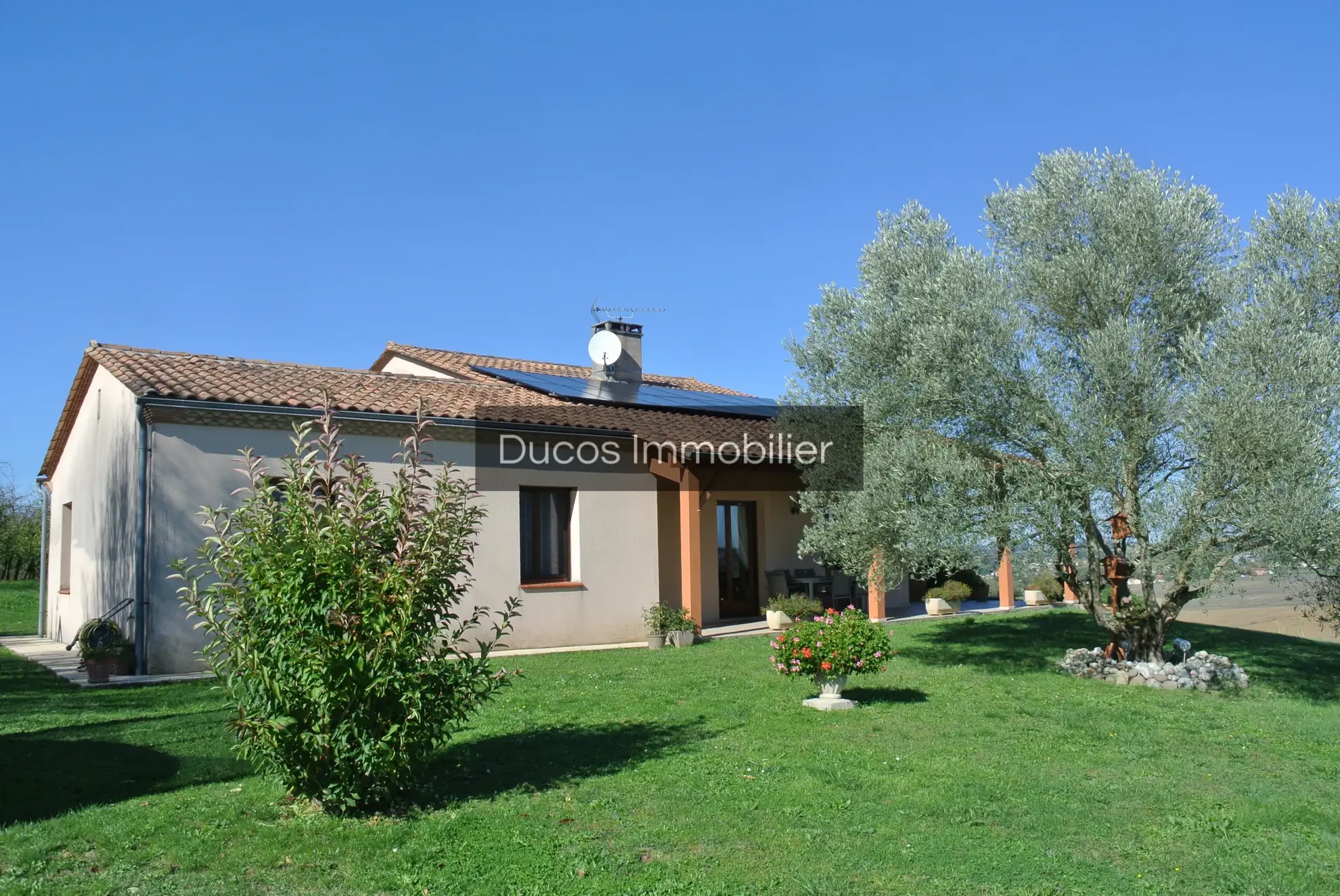 Belle maison avec vue imprenable et prestations modernes à Seyches 