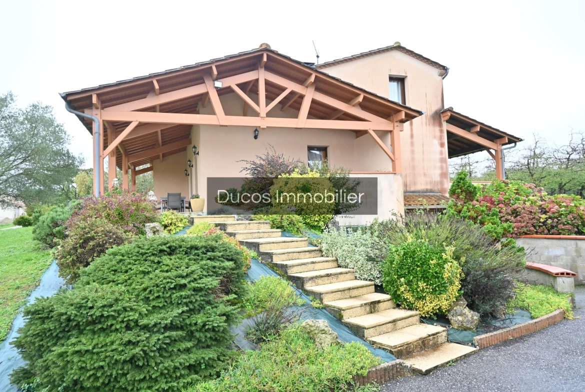 Belle maison avec vue imprenable et prestations modernes à Seyches 