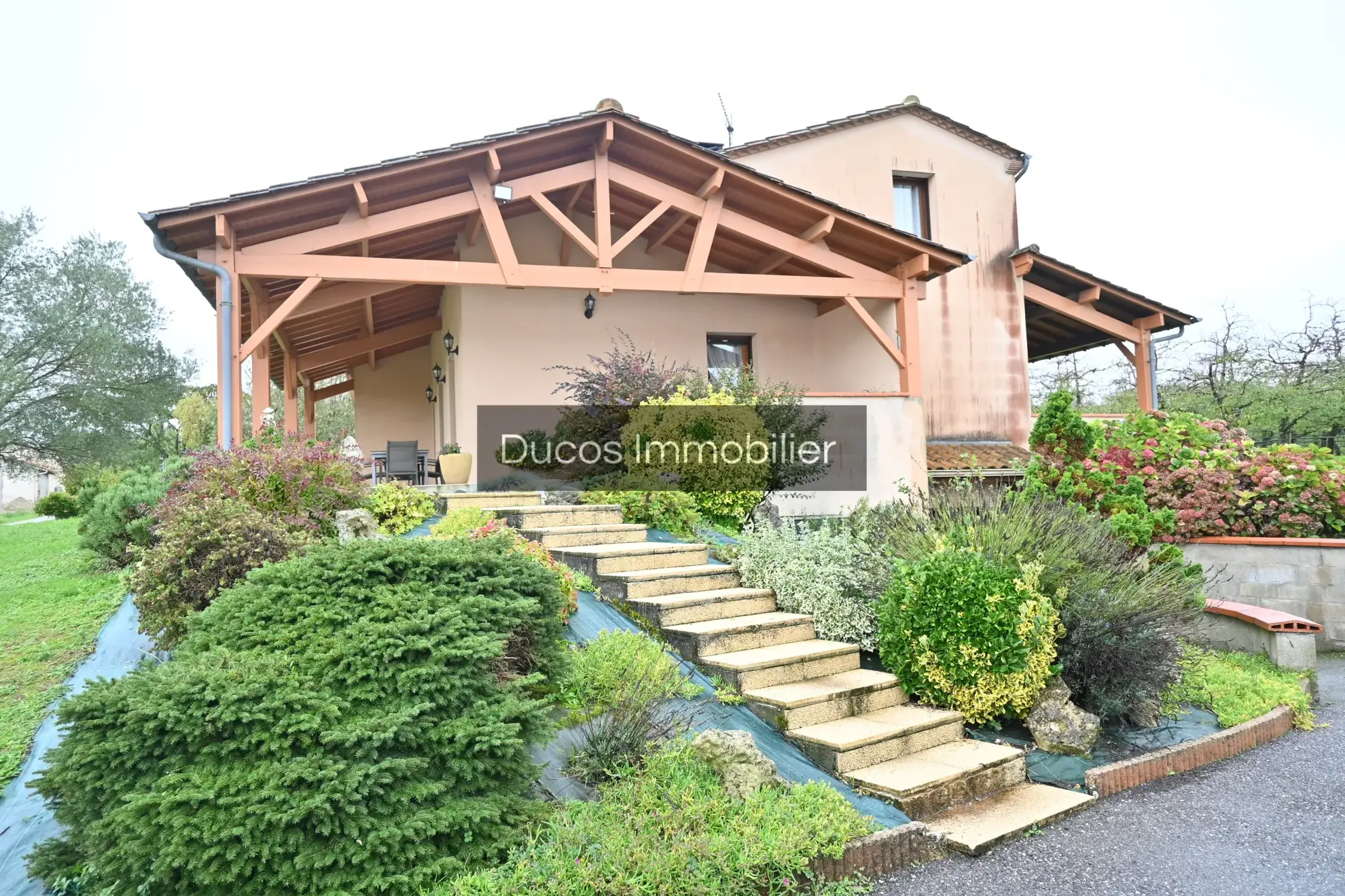 Belle maison avec vue imprenable et prestations modernes à Seyches 