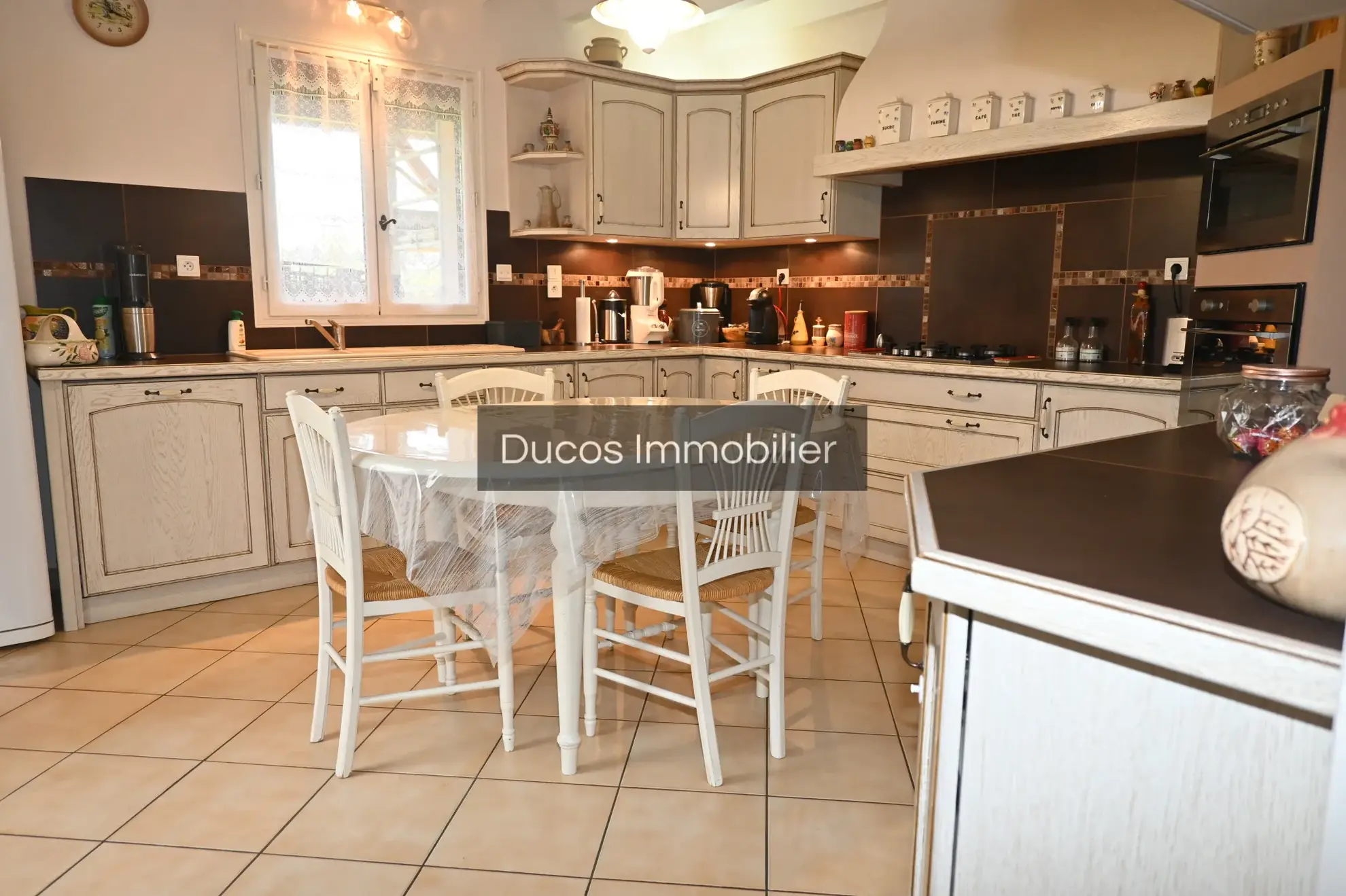 Belle maison avec vue imprenable et prestations modernes à Seyches 