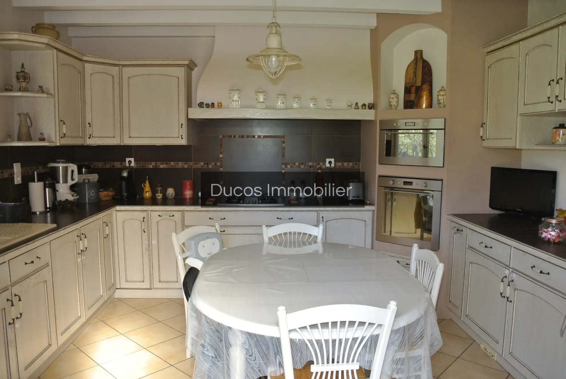 Belle maison avec vue imprenable et prestations modernes à Seyches 