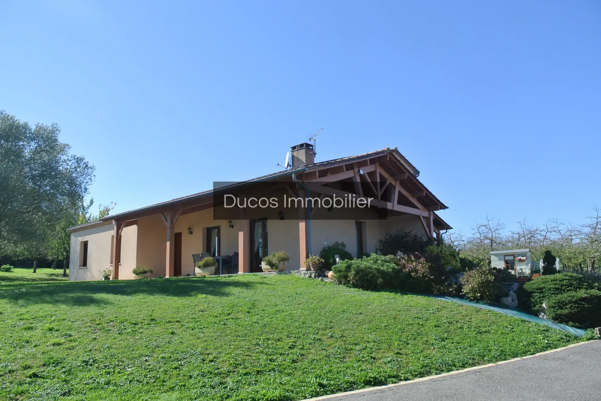 Belle maison avec vue imprenable et prestations modernes à Seyches 