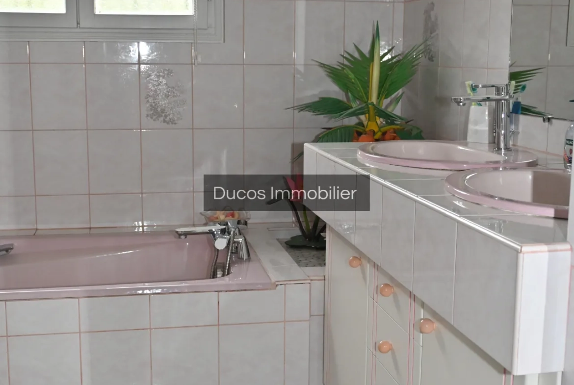 Belle maison avec vue imprenable et prestations modernes à Seyches 