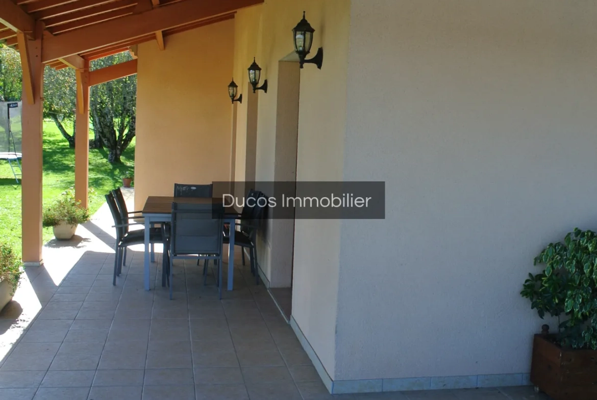 Belle maison avec vue imprenable et prestations modernes à Seyches 