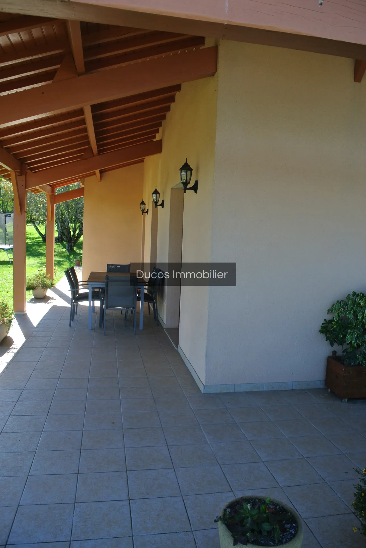 Belle maison avec vue imprenable et prestations modernes à Seyches 