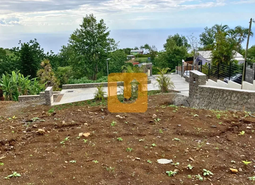 Terrain constructible de 532 m² au Guillaume, La Réunion 