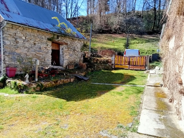 Maison avec moulin, 11 000 m² de terrain, calme à Banios
