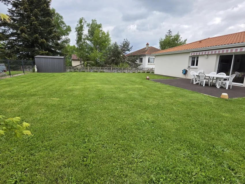 Charmant pavillon moderne de plain-pied à Les Ancizes-Comps avec jardin et garage 