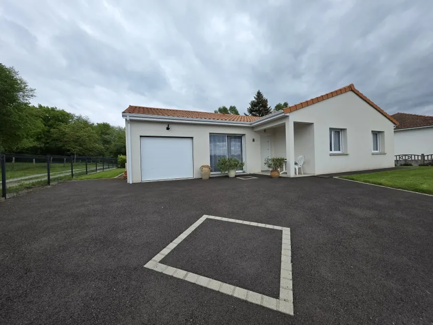 Charmant pavillon moderne de plain-pied à Les Ancizes-Comps avec jardin et garage 