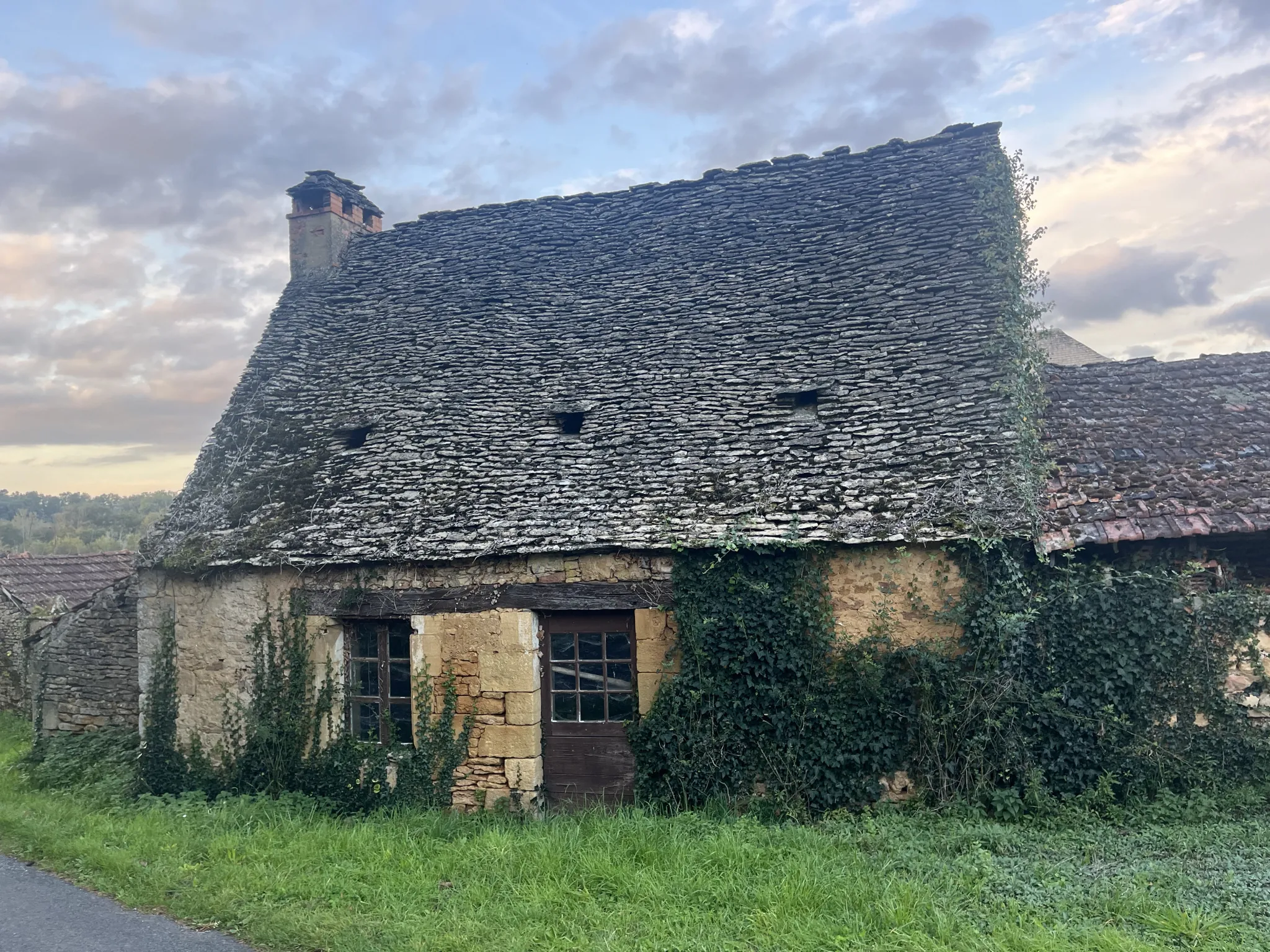 Ensemble immobilier en pierre à restaurer à Proissans près de Sarlat 