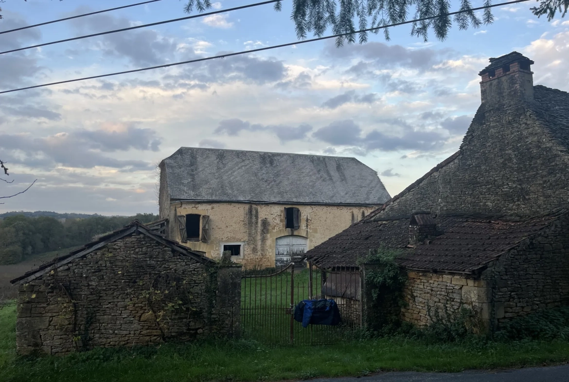 Ensemble immobilier en pierre à restaurer à Proissans près de Sarlat 