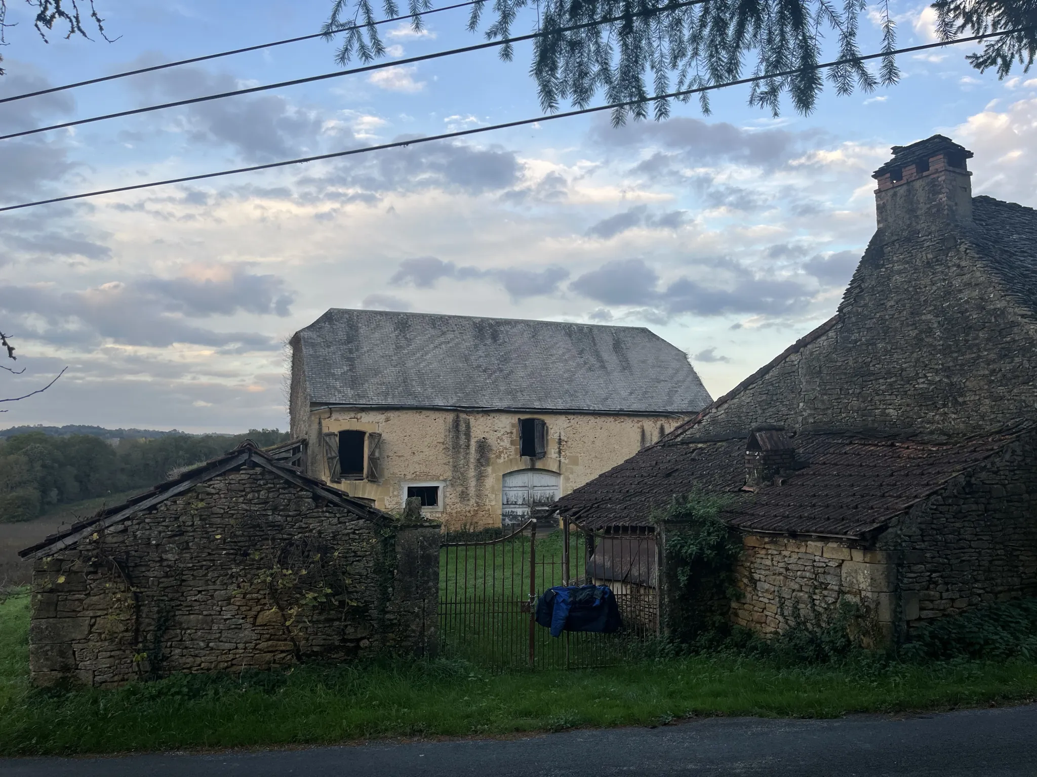 Ensemble immobilier en pierre à restaurer à Proissans près de Sarlat 