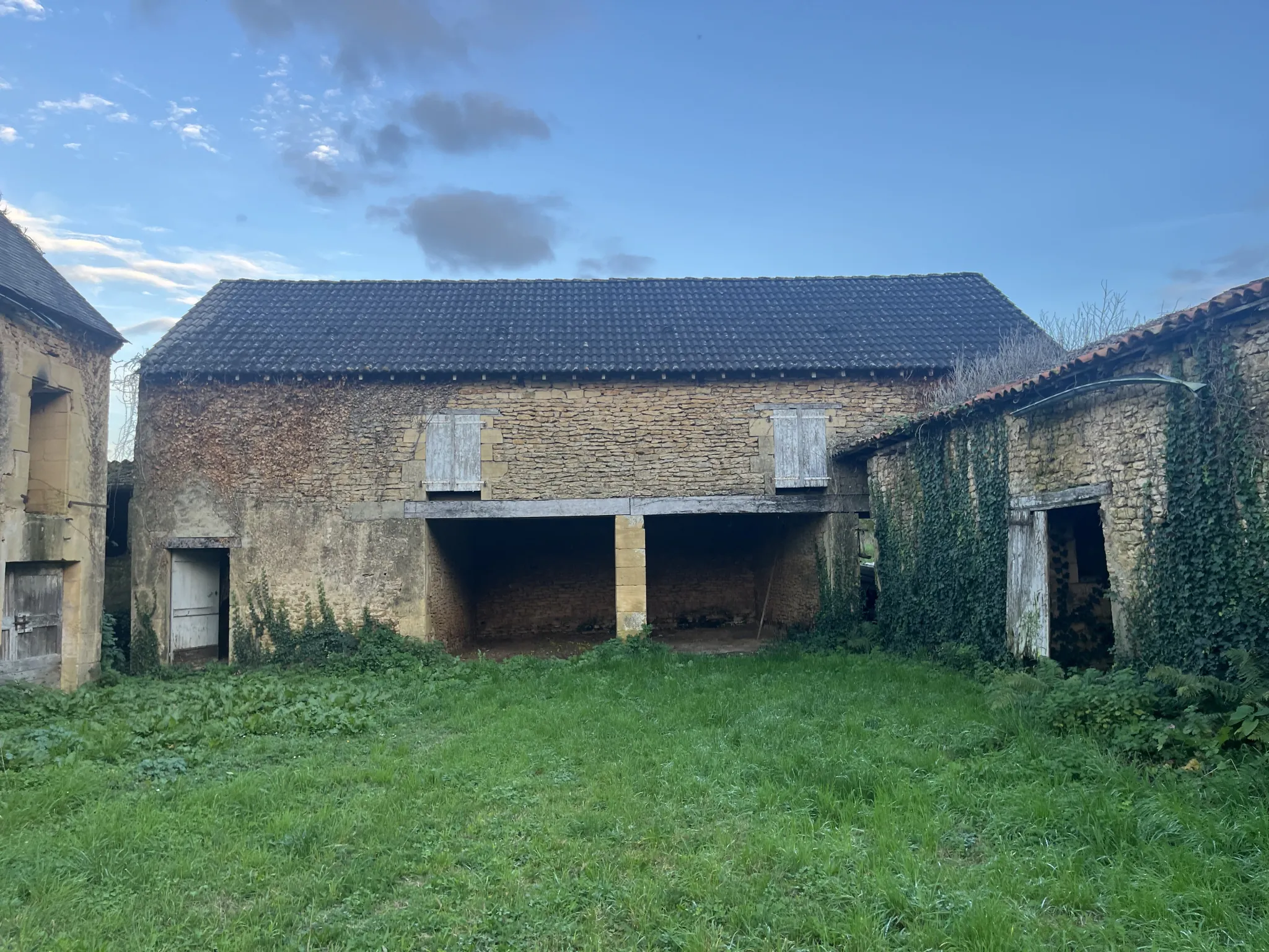 Ensemble immobilier en pierre à restaurer à Proissans près de Sarlat 