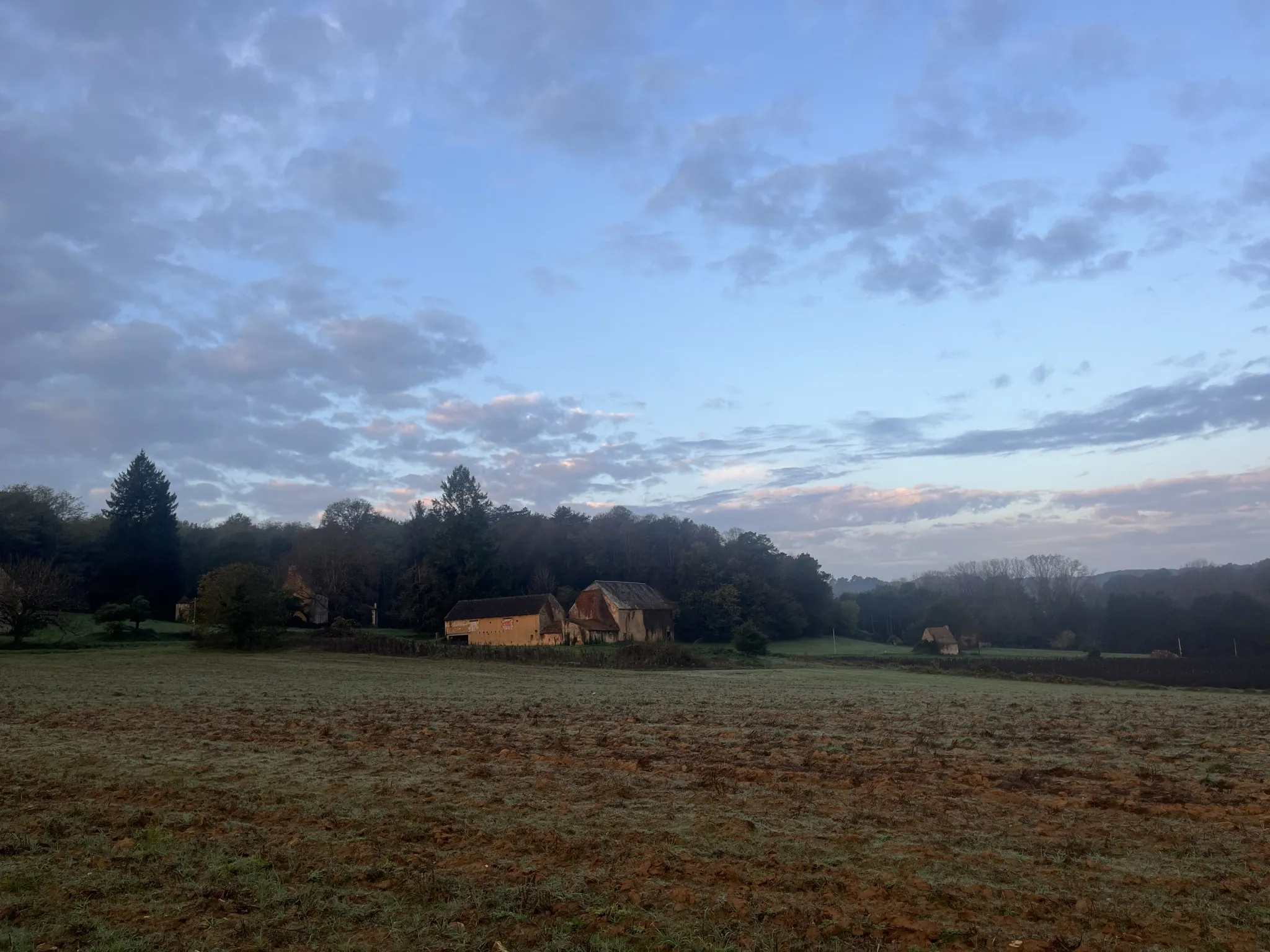Ensemble immobilier en pierre à restaurer à Proissans près de Sarlat 