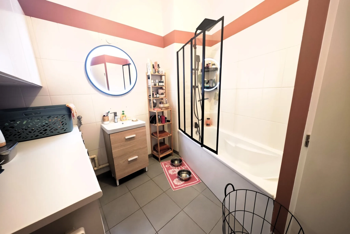 Appartement T2 avec terrasse, parking et emplacement central à Tourcoing 