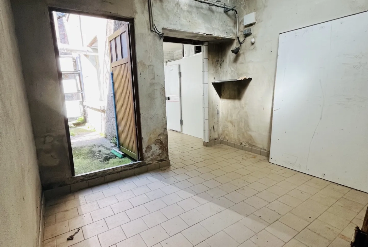 Bâtiment commercial avec appartement à Lure - Opportunité rare en centre-ville 