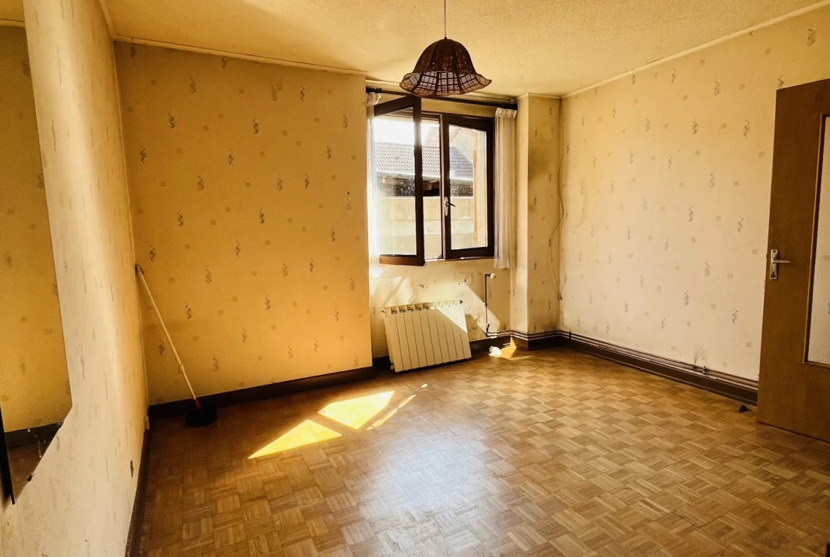 Bâtiment commercial avec appartement à Lure - Opportunité rare en centre-ville 