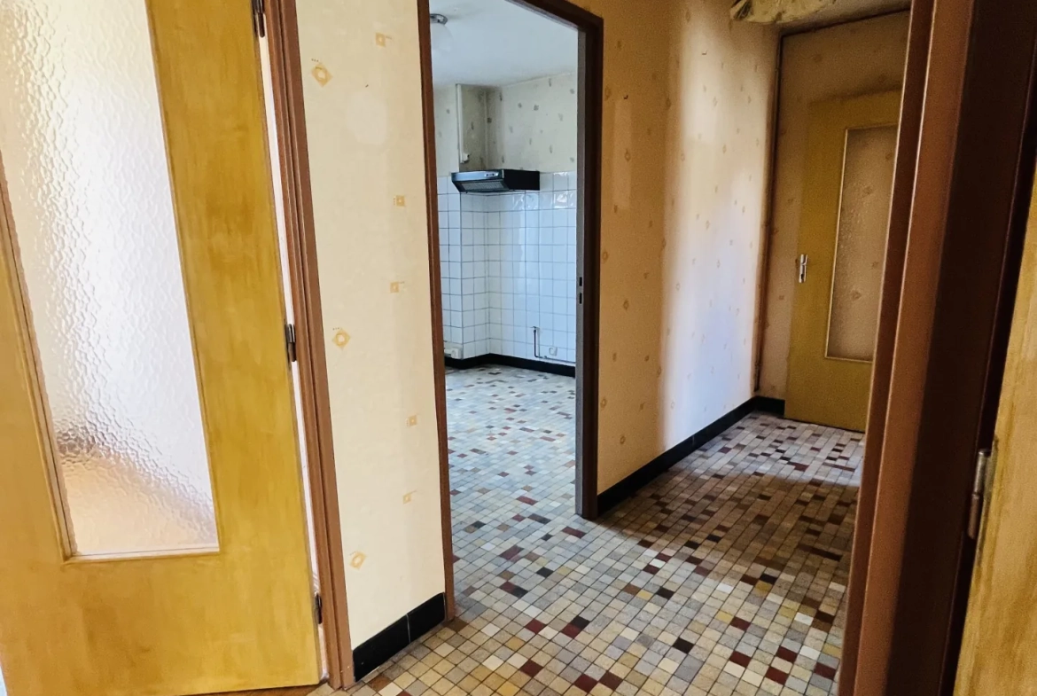 Bâtiment commercial avec appartement à Lure - Opportunité rare en centre-ville 