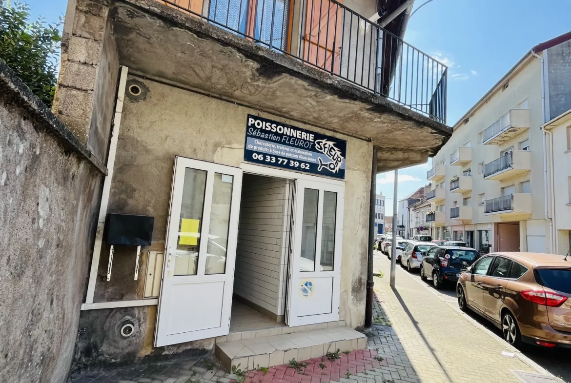 Bâtiment commercial avec appartement à Lure - Opportunité rare en centre-ville 