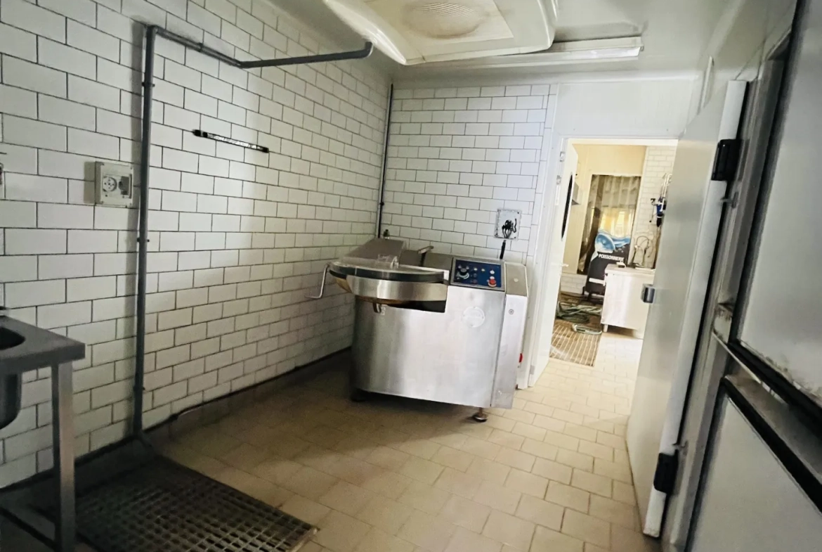 Bâtiment commercial avec appartement à Lure - Opportunité rare en centre-ville 